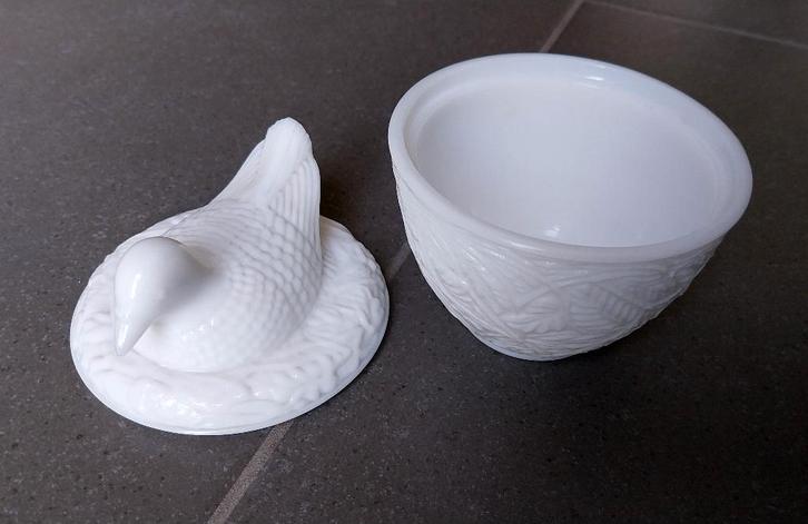 TE KOOP : Vintage 'Avon' potje 'duif op nest', wit opaline, Antiek en Kunst, Antiek | Keramiek en Aardewerk, Ophalen