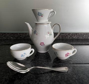 Koffiesetje met filter porselein beschikbaar voor biedingen