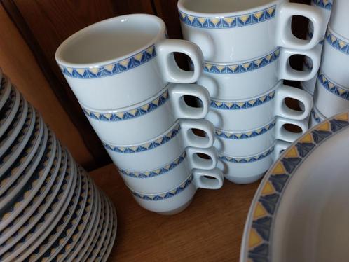 vaisselle blanche avec bordure bleu-jaune COSTA VERDE, Maison & Meubles, Cuisine | Vaisselle, Comme neuf, Assiettes(s), Porcelaine
