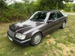 Mercedes-Benz E-Klasse 1993, Auto's, Mercedes-Benz, Euro 2, Zwart, 4 cilinders, Leder en Stof