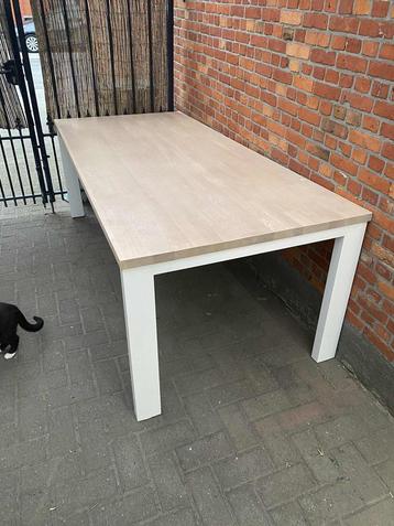 Mooie grote stevige tafel beschikbaar voor biedingen