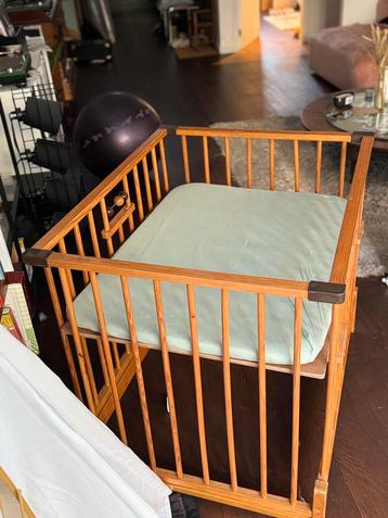 Vintage Baby park met matras en laken beschikbaar voor biedingen