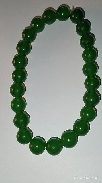 Bracelet élastique avec perles de jade vert disponible aux enchères