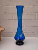Vintage glazen vaas smal blauw bewerkt glas, medium, Antiek en Kunst, Ophalen