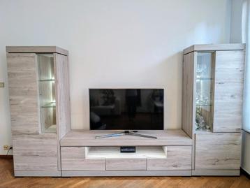 Meuble tv Etna en bois avec colonnes vitrines et éclairage 