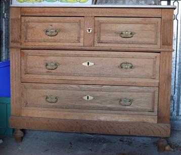 Ancienne commode en chêne disponible aux enchères