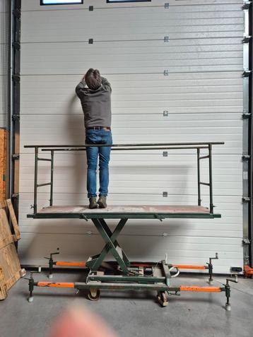 Mobiele in hoogte verstelbare steiger(lift) beschikbaar voor biedingen