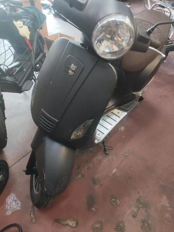 Vier scooters met papieren opmaak  beschikbaar voor biedingen