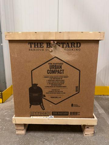 Bastard Urban Compact kamado barbecue beschikbaar voor biedingen