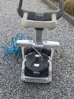 Zwembadrobot doet vloer en wanden, Ophalen