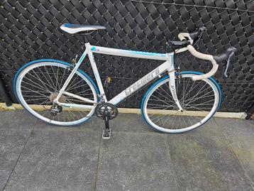 Koersfiets zo goed als nieuw beschikbaar voor biedingen