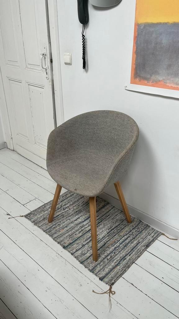 Chaise design premium HAY – About A Chair AAC 123, Huis en Inrichting, Stoelen, Zo goed als nieuw, Eén, Hout, Stof, Grijs, Ophalen of Verzenden