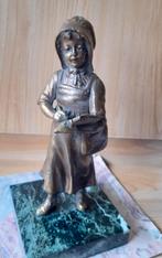 MOOI FIGURATIEF BRONZEN BEELDJE SCHOOLMEISJE, Enlèvement ou Envoi, Bronze