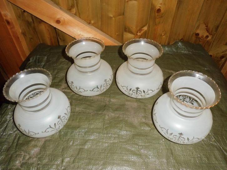 vier oude  vintage glazen lampkappen, Antiek en Kunst, Antiek | Verlichting, Ophalen