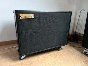 Cathedral 12" cabinet disponible aux enchères