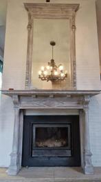 Houten schouwmantel met zeer grote schouwspiegel., Antiek en Kunst, Ophalen, Rechthoekig, 100 tot 150 cm, 150 tot 200 cm