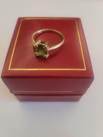 Natuurlijke peridot 18-karaats gouden ring beschikbaar voor biedingen