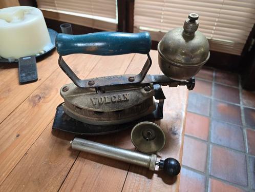 Fer à repasser à combustible "VOLCAN" Oude strijkijzer, Antiek en Kunst, Antiek | Gereedschap en Instrumenten, Ophalen of Verzenden
