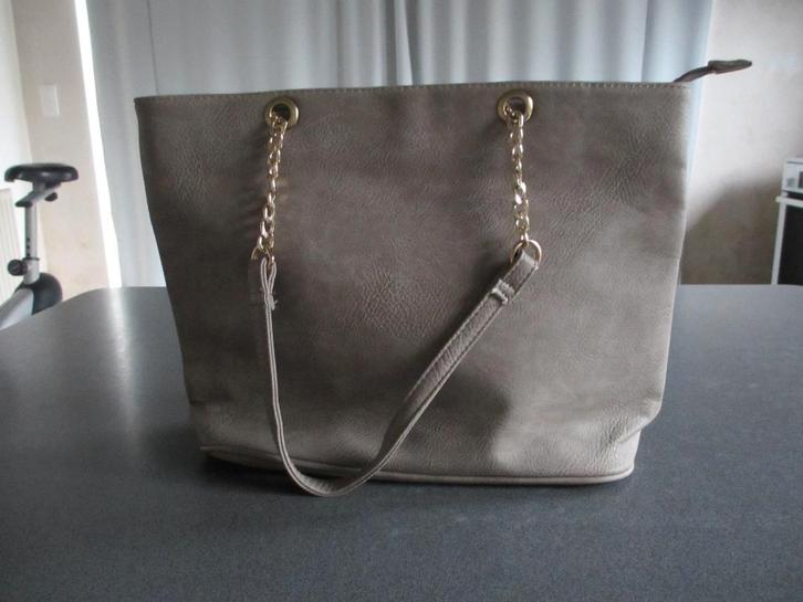 taupe kleurige handtas, Handtassen en Accessoires, Tassen | Damestassen, Zo goed als nieuw, Handtas, Beige, Ophalen
