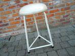 Oude tripode tabouret met skai zit, Ophalen of Verzenden