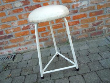 Oude tripode tabouret met skai zit beschikbaar voor biedingen
