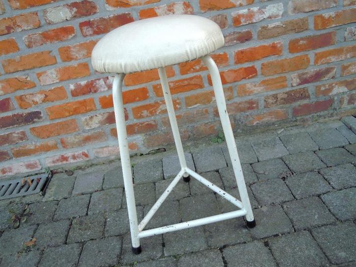 Oude tripode tabouret met skai zit, Antiek en Kunst, Curiosa en Brocante, Ophalen of Verzenden
