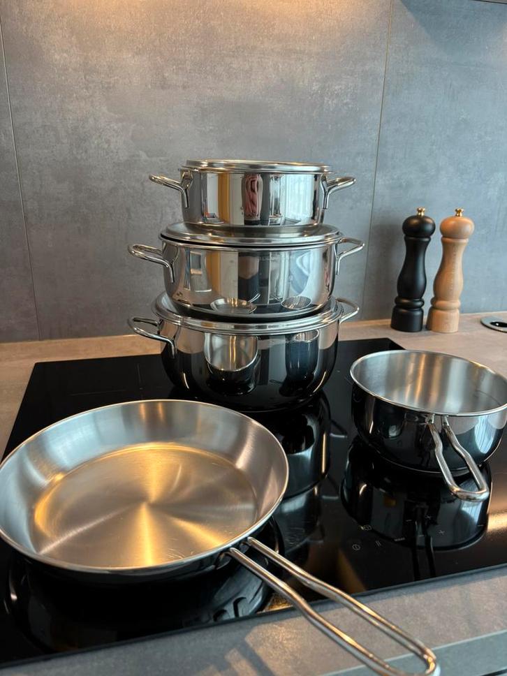 LAGOSTINA 5 pièces. Qualite supérieure., Huis en Inrichting, Keuken | Potten en Pannen, Zo goed als nieuw, Gietijzer, Ophalen