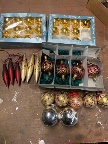 Lot oude kerstballen beschikbaar voor biedingen