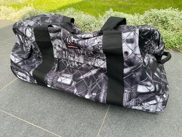 Grote Eastpak valies grijs/zwart beschikbaar voor biedingen