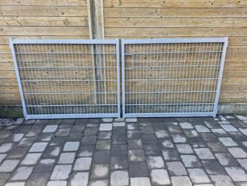 dubbele poort met staalmatvulling beschikbaar voor biedingen