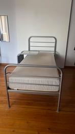 Metalen bed met bijzettafeltje van Ikea, Huis en Inrichting, Slaapkamer | Bedden, Ophalen, Verstelbaar, 90 cm, Eenpersoons