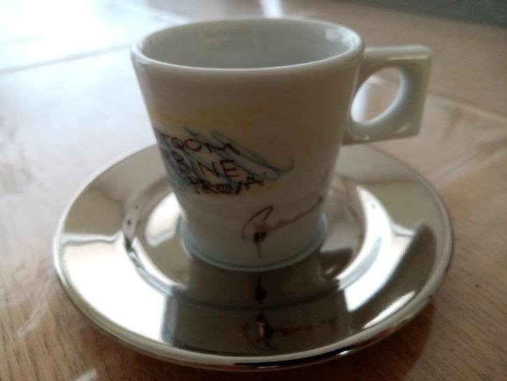 Panamarenko koffietasje met onderbordje – Hoorens Koffie, Antiek en Kunst, Kunst | Designobjecten, Ophalen of Verzenden
