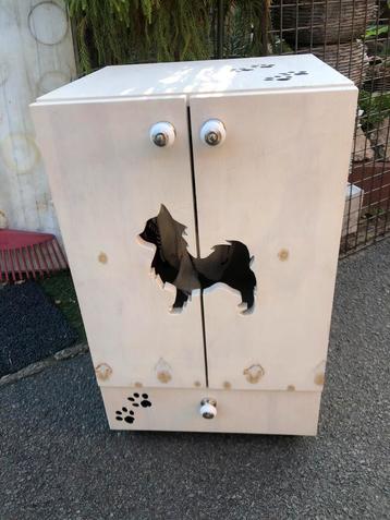 Kleerkast chihuahua met 12 hangertjes en 4 pakjes beschikbaar voor biedingen