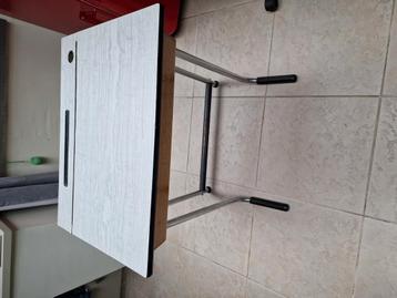 Oude lessenaar/ bureau  beschikbaar voor biedingen