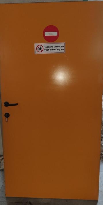 Set oranje houten deuren beschikbaar voor biedingen