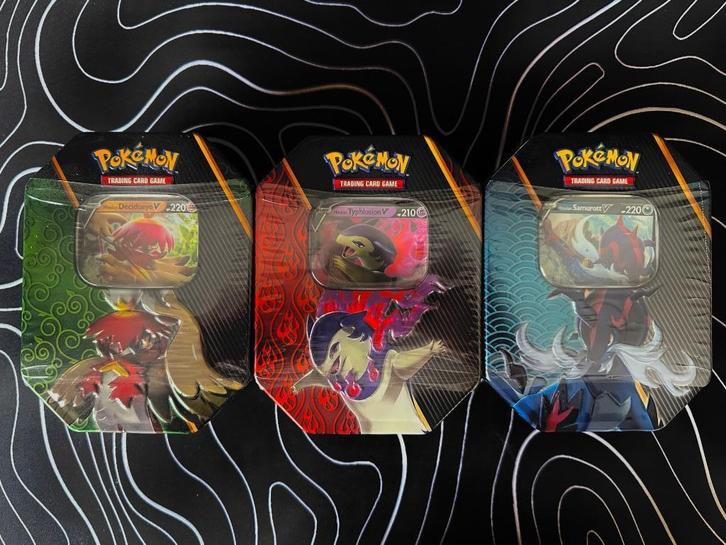 Pokémon Divergent Powers - Tin set, Hobby en Vrije tijd, Verzamelkaartspellen | Pokémon, Nieuw, Boosterbox, Foil, Ophalen of Verzenden