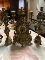 Klok en kandelaars, Enlèvement