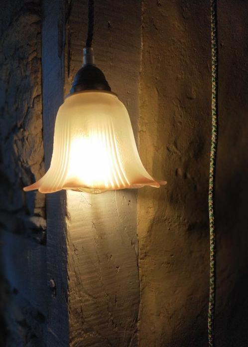 Draagbare lamp met tulpenlamp, ondoorzichtig glas, roze rand, Antiek en Kunst, Antiek | Verlichting, Verzenden