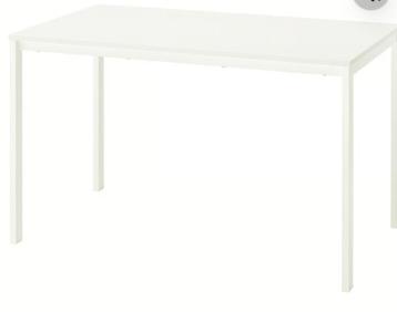 Witte keukentafel ikea met 2 witte keukenstoelen beschikbaar voor biedingen