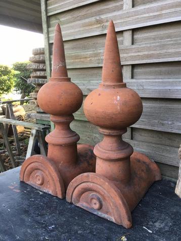 Uiterst zeldzame terracotta dakpirons  beschikbaar voor biedingen