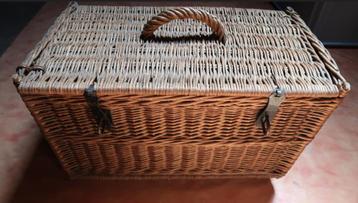Mooie vintage rieten mand beschikbaar voor biedingen