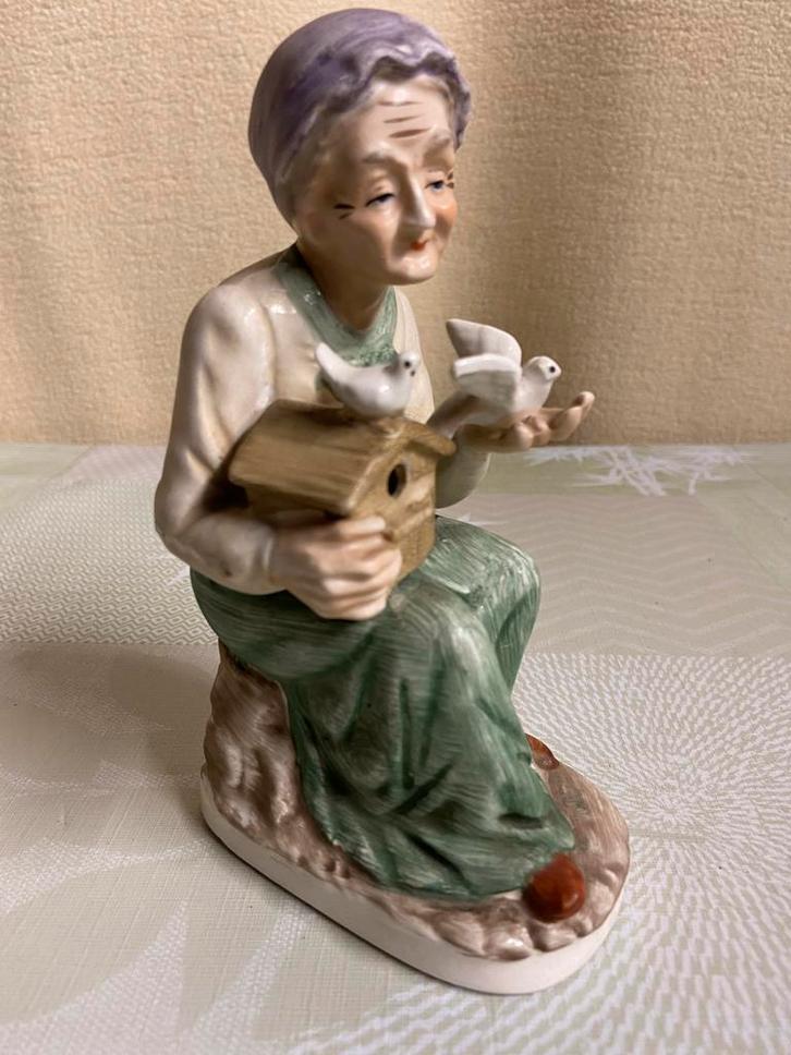 Porseleinen beeld oude vrouw, Verzamelen, Beelden en Beeldjes, Gebruikt, Ophalen