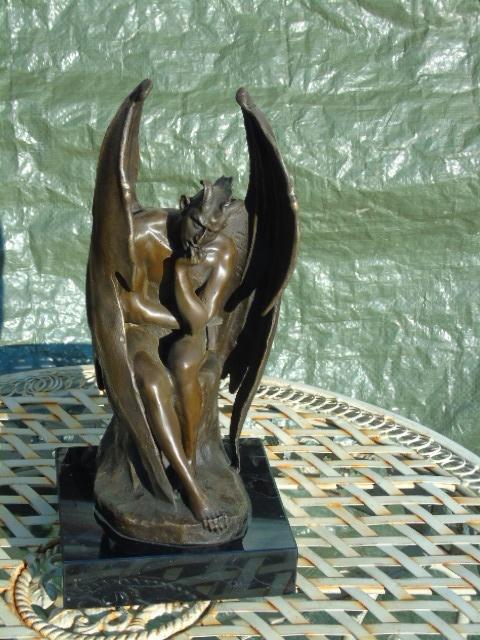 een bronzen duivel of vampier gesigneerd. MILO., Antiek en Kunst, Antiek | Brons en Koper, Brons, Ophalen of Verzenden