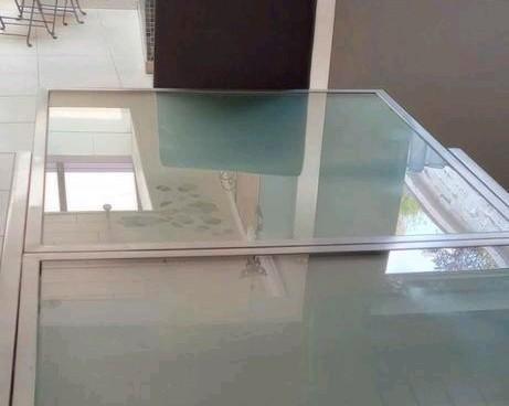 Très belle table en verre trempé,1m80 sur 90cm., Maison & Meubles, Tables | Tables à manger, Rectangulaire, Verre, Métal, Enlèvement
