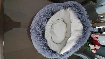 Poezenmandje. Super cosy beschikbaar voor biedingen