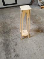 Twee houten voeten. Voor plant of beelden, Ophalen