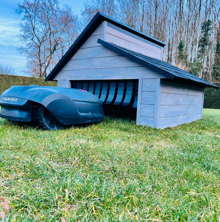 Robotmaaier Garage, Tuin en Terras, Robotmaaiers, Zo goed als nieuw, Ophalen