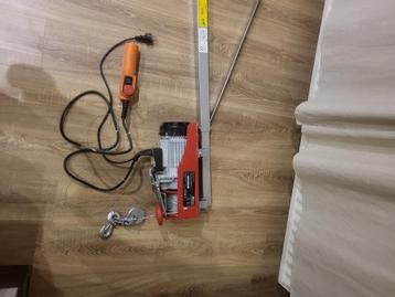 Treuil avec potence  beschikbaar voor biedingen
