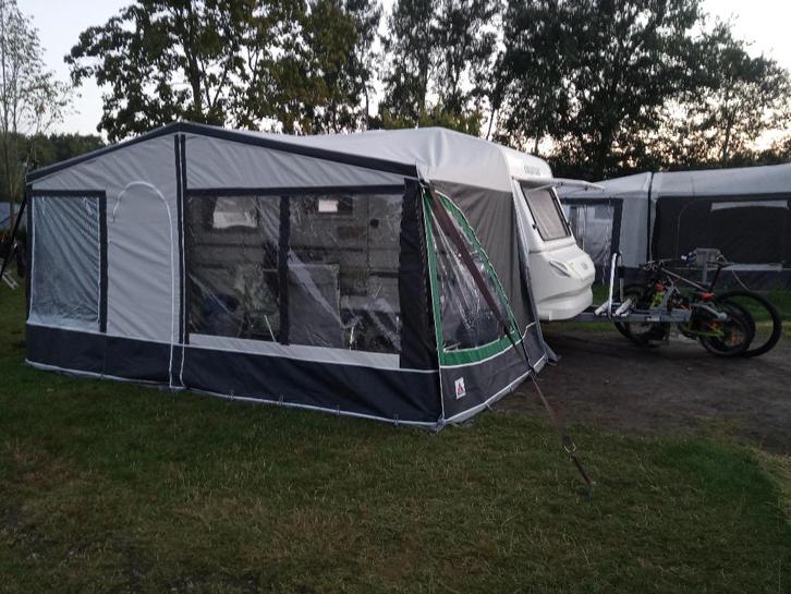 caravan Chateau La Car 445, Caravans en Kamperen, Caravans, Particulier, tot en met 4, 1000 - 1250 kg, Treinzit, Chateau, Omvormbare zithoek