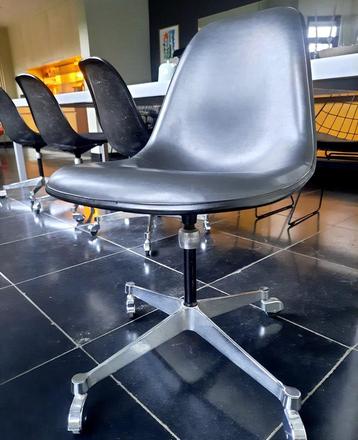 4 Eames Fiberglass side chair PSCC (60’s) Herman Miller